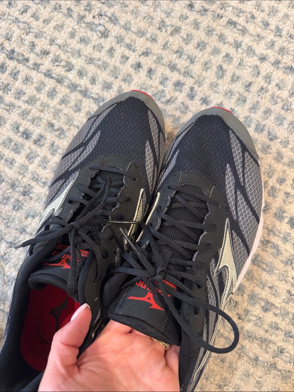 Mizuno Men's Black and Gray Running Trainers with Red Accents - Picture 3 of 6